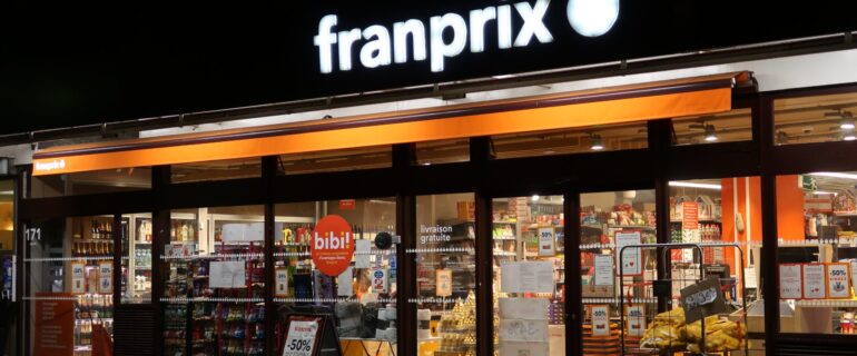 Supermarché avec une enseigne lumineuse "Franprix" à Paris, la Signage-automation